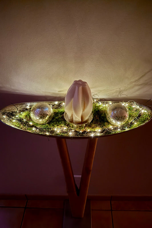 Dekorativer Eichenholzständer geschliffen mit Designkerze 1069