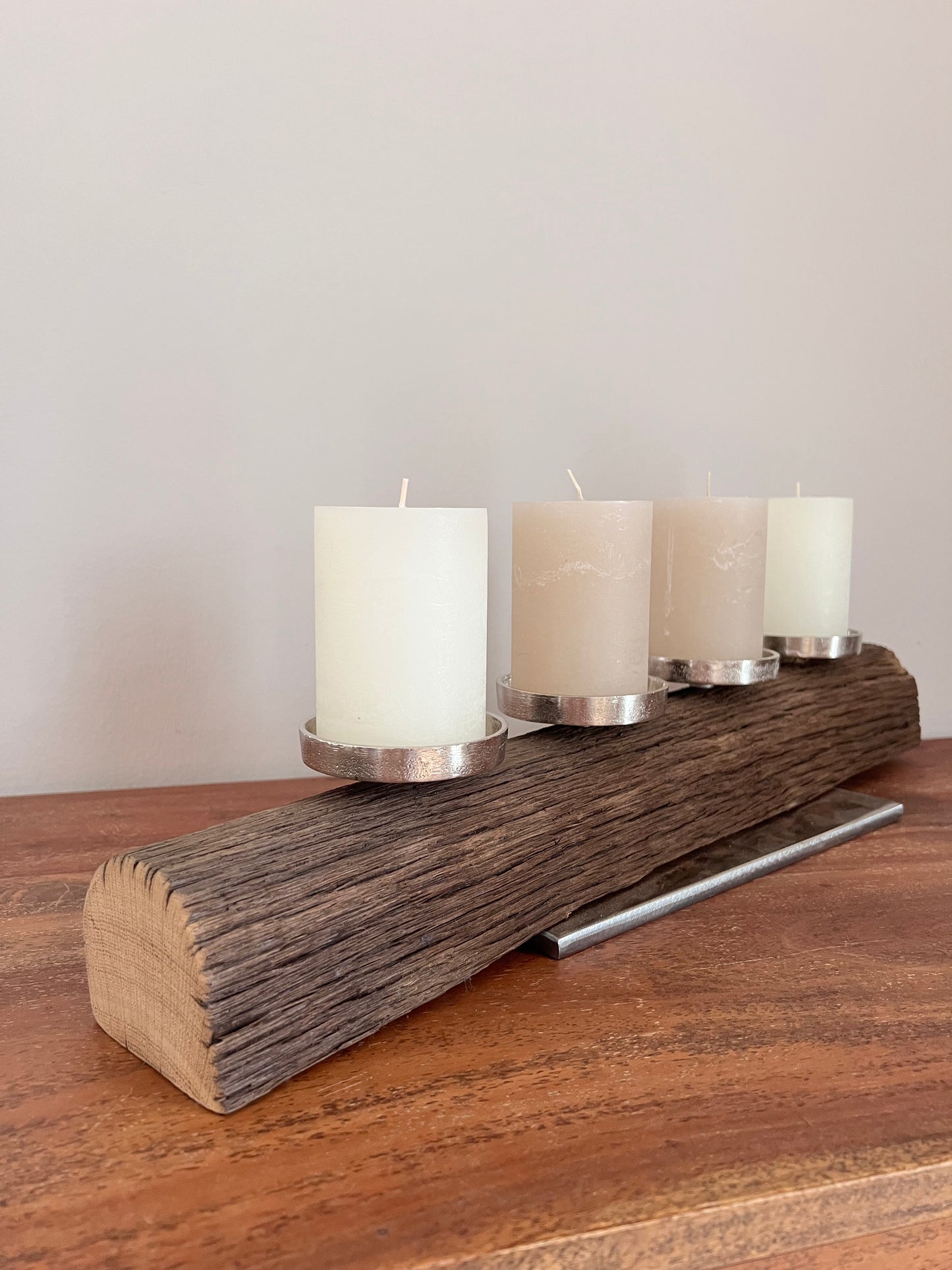 Adventskranz neu gedacht - Kerzenständer aus gebürstetem Eichenholz, silberfarbene Kerzenteller, vier Stumpenkerzen Unikat Nr. 1135