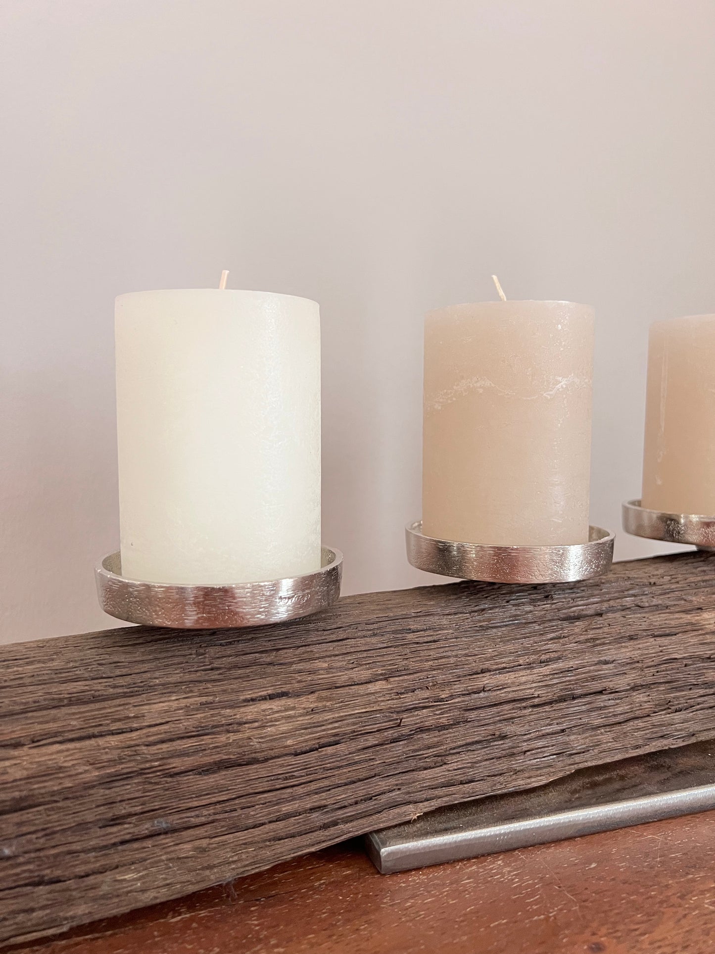 Adventskranz neu gedacht - Kerzenständer aus gebürstetem Eichenholz, silberfarbene Kerzenteller, vier Stumpenkerzen Unikat Nr. 1135