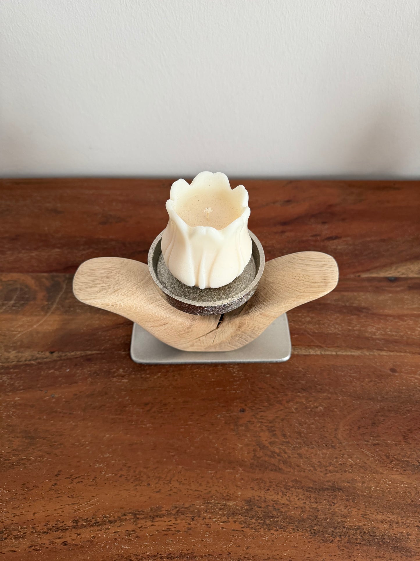 Kerzenständer Blume aus geschliffenem Eichenholz mit Designkerze - 1634