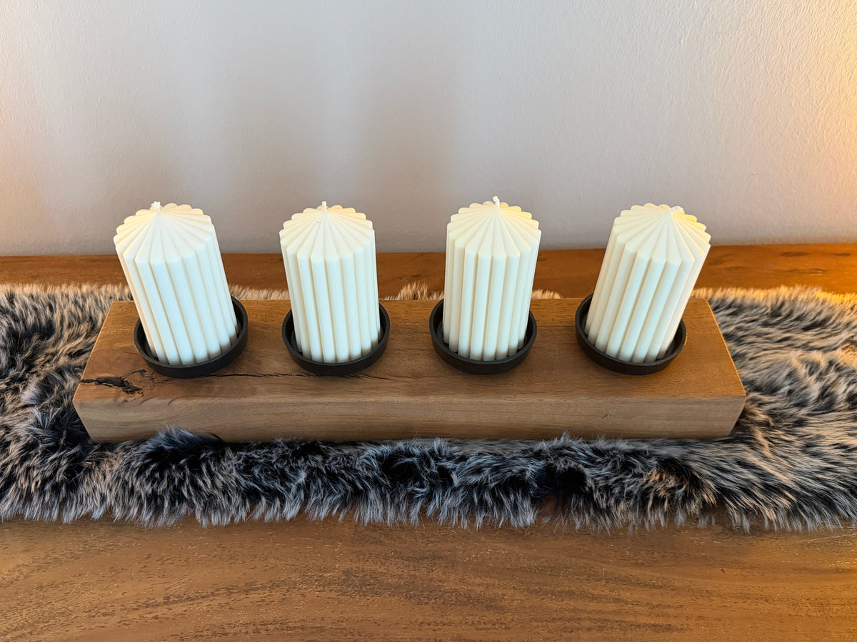 Adventskranz neu gedacht - Kerzenständer aus geschliffenem Merantiholz, schwarze Kerzenteller, vier Designkerzen, Unikat Nr. 1764