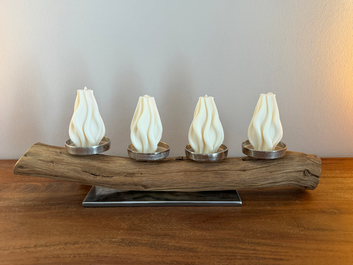 Adventskranz neu gedacht - Kerzenständer aus gebürstetem Eichenholz, silberfarbene Kerzenteller, vier Designkerzen, Unikat Nr. 1795