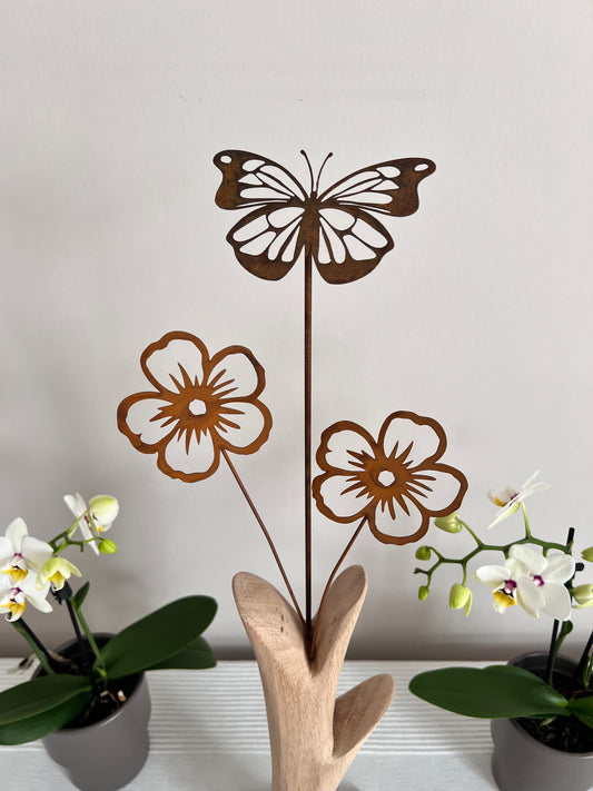 Metallblume rostfarben mit Schmetterling auf geschliffenem Eichenholz 1016
