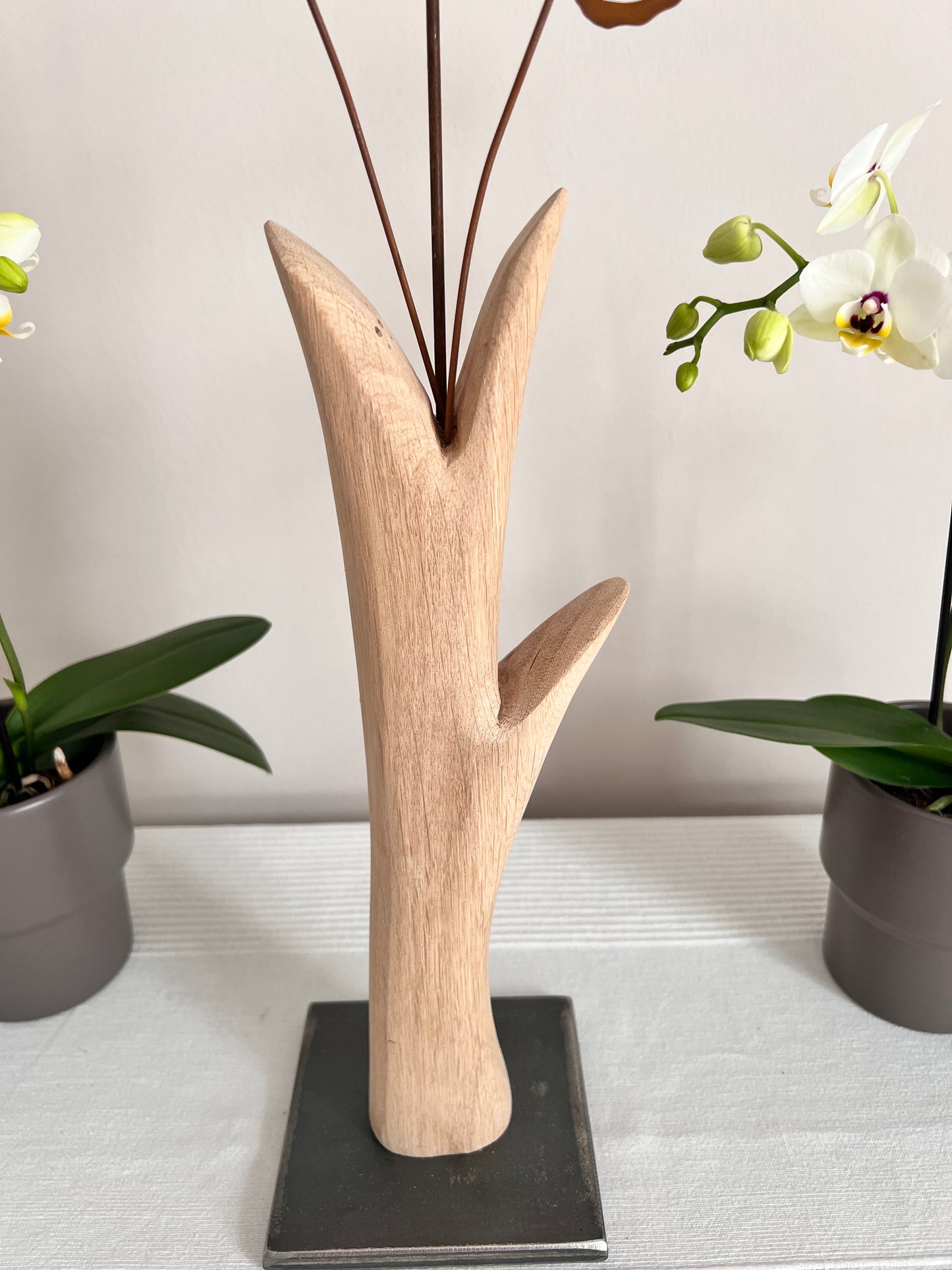 Dekoobjekt Blumen mit Schmetterling aus geschliffenem Eichenholz auf Metallständer