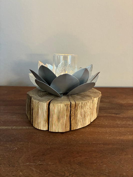 Holzstamm gebürstet mit Windlicht Lotusblüte silber mit Glas 1120