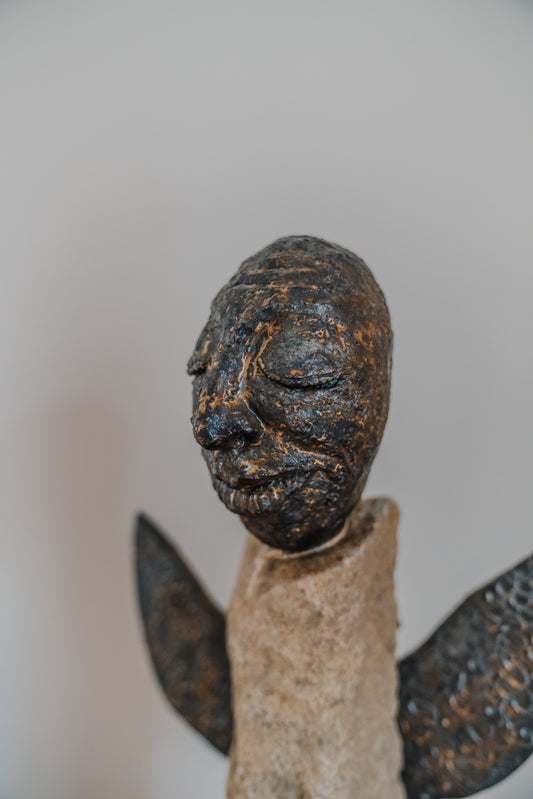 Skulptur abstrakte Person aus Sandstein auf Metallständer