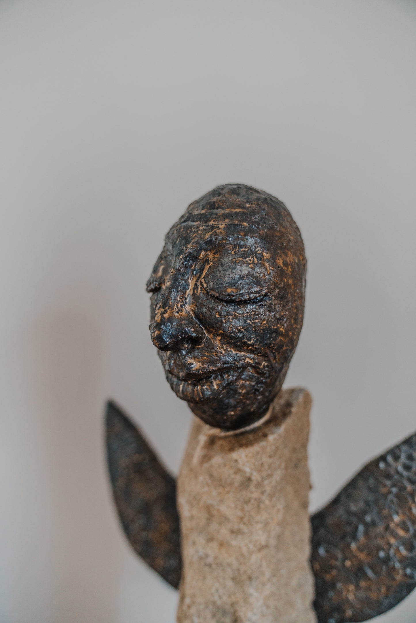 Skulptur abstrakte Person aus Sandstein auf Metallständer