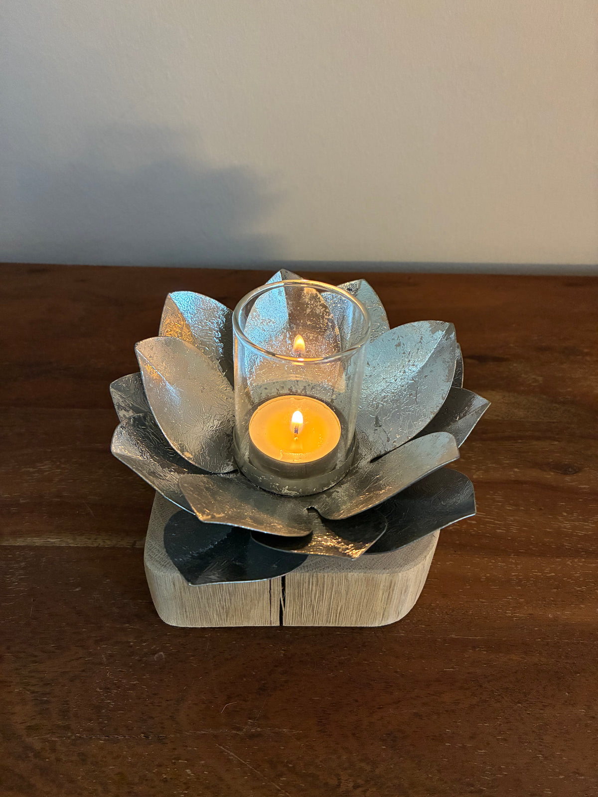 Holzstamm geschliffen mit Windlicht Lotusblüte mit Glas silber 1328