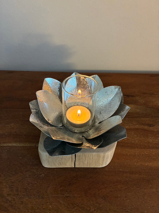 Holzstamm geschliffen mit Windlicht Lotusblüte mit Glas silber 1328