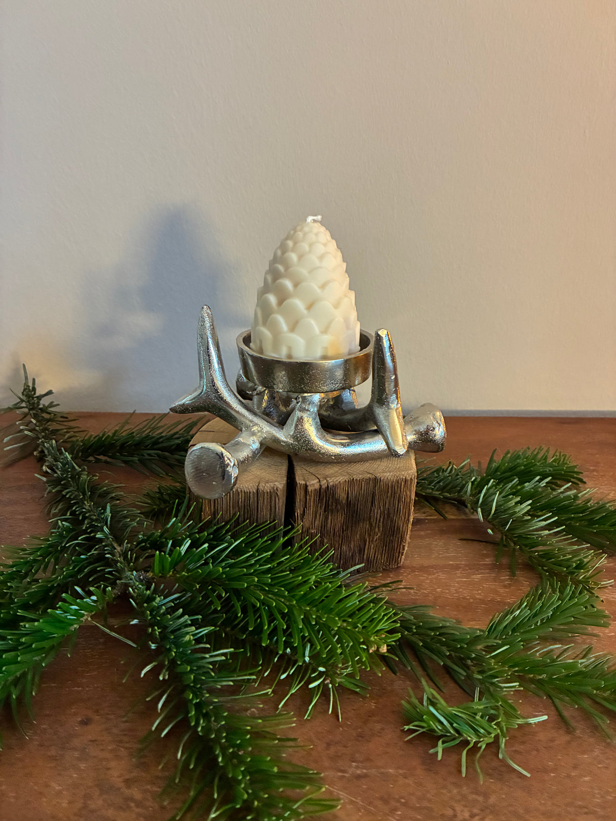 Kerzenständer Geweih aus Aluguss auf Eichenholz, Unikat Nr. 1363, Ansicht 1