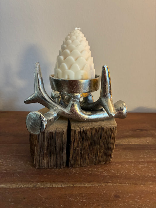 Holzstamm gebürstet mit Kerzenständer Geweih klein und Designkerze 1363