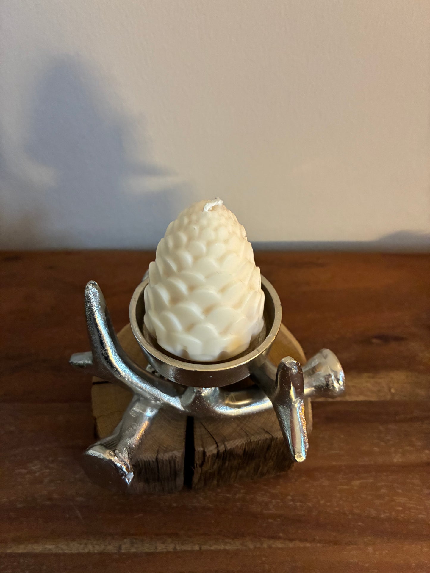 Holzstamm gebürstet mit Kerzenständer Geweih klein und Designkerze 1363