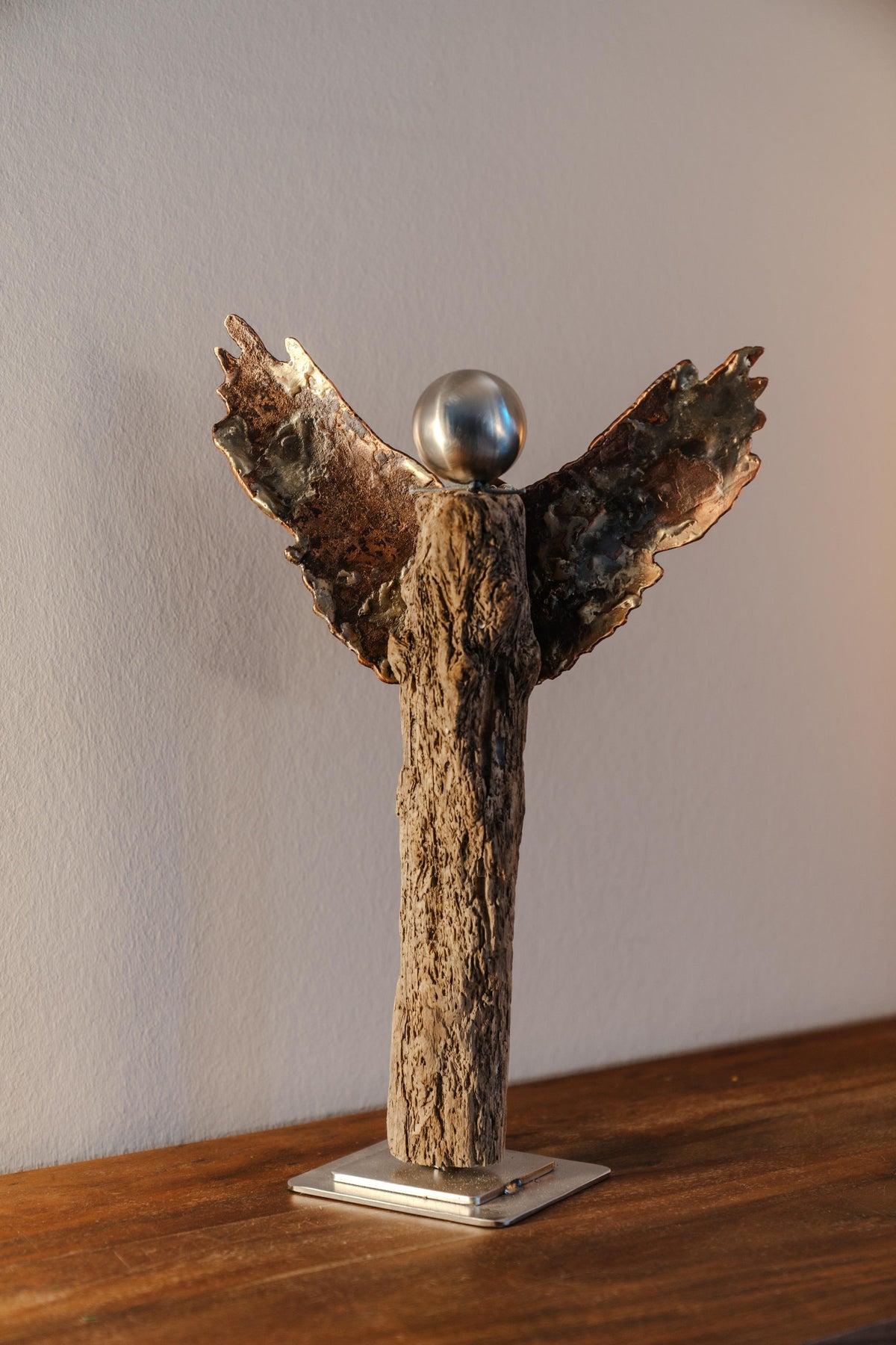 Strandengel von Fissimo Nr. 1386 aus Treibholz mit Flügeln aus Bronze, Ansicht 1