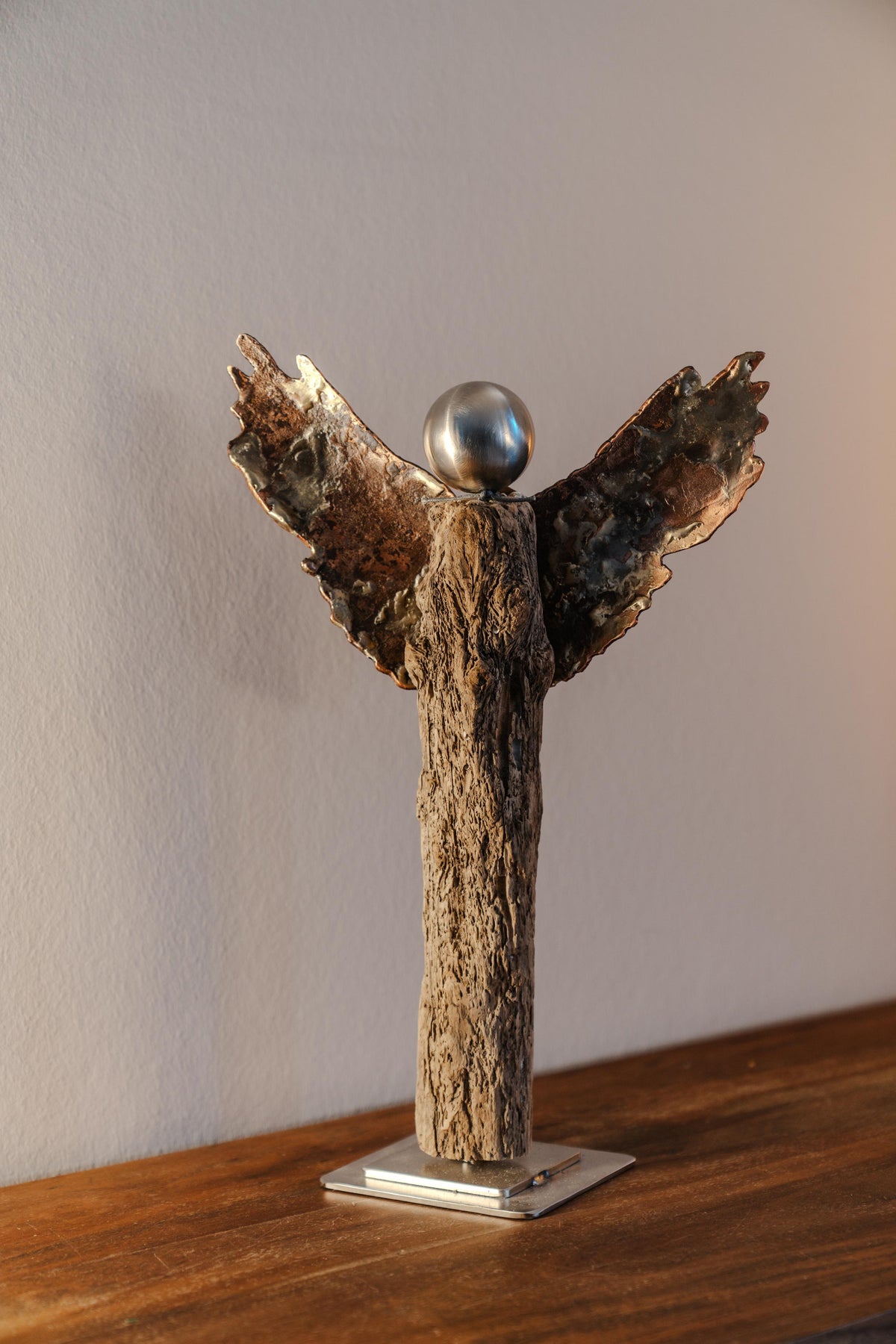 Strandengel von Fissimo Nr. 1386 aus Treibholz mit Flügeln aus Bronze, Ansicht 2