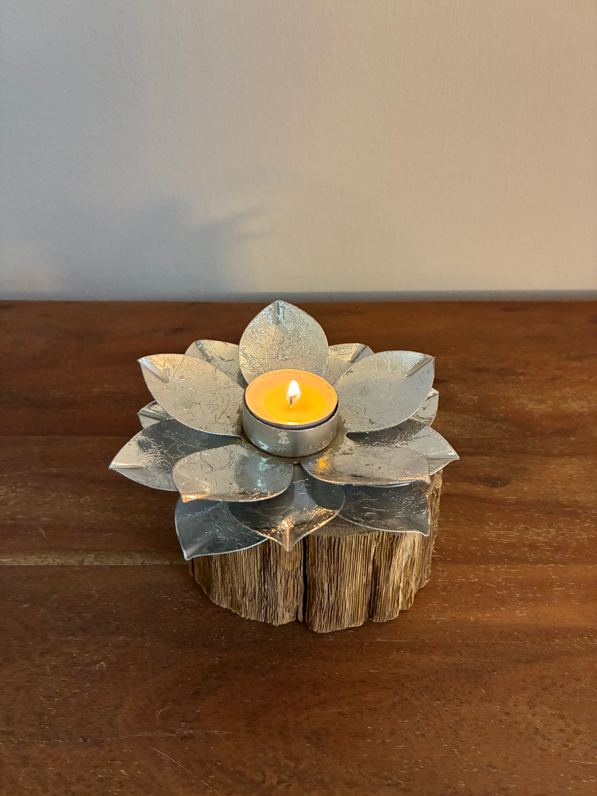Holzstamm gebürstet mit Windlicht Lotusblüte silber 1443