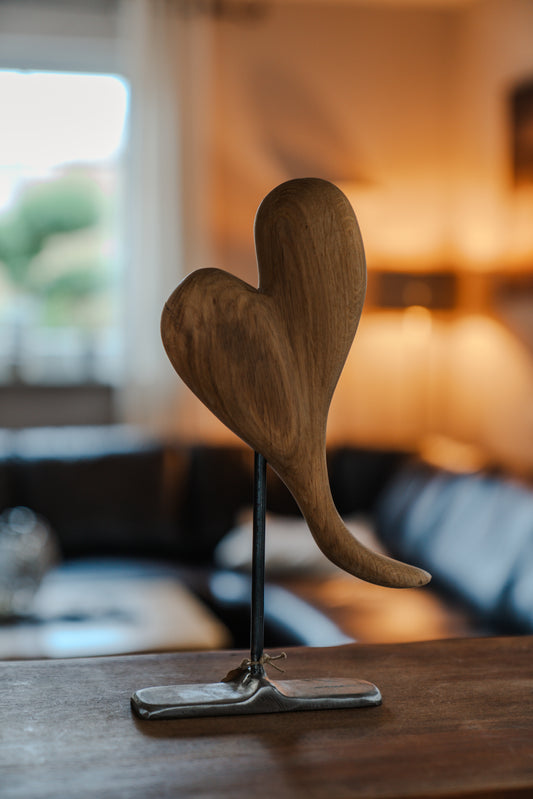 Herz aus geschliffenem Eichenholz auf Metallständer