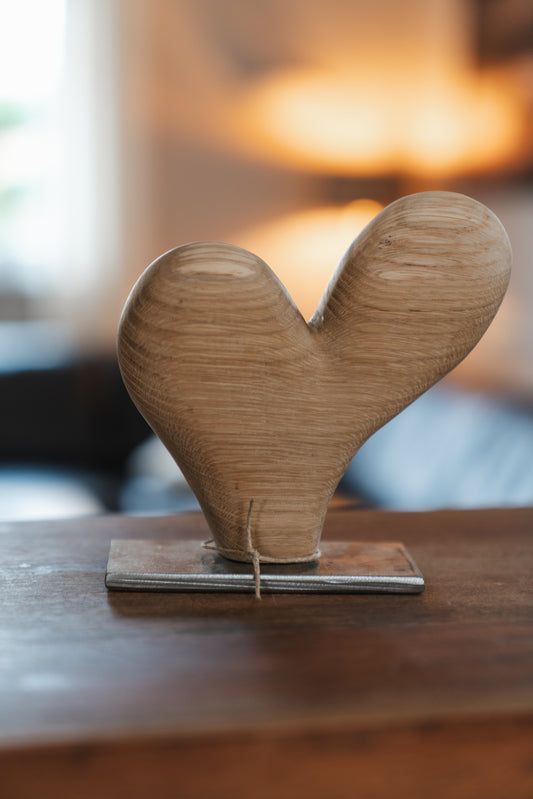 Herz aus geschliffenem Eichenholz auf Metallständer