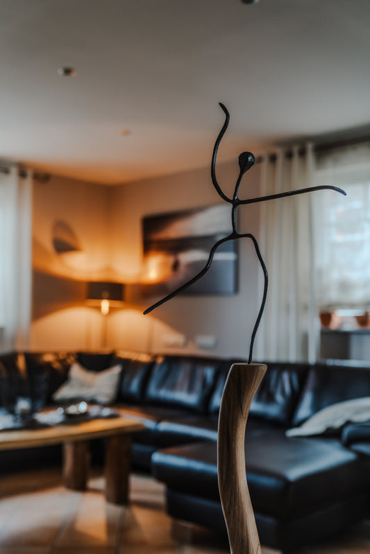 Skulptur abstrakte Person aus geschliffenem Eichenholz auf Metallständer