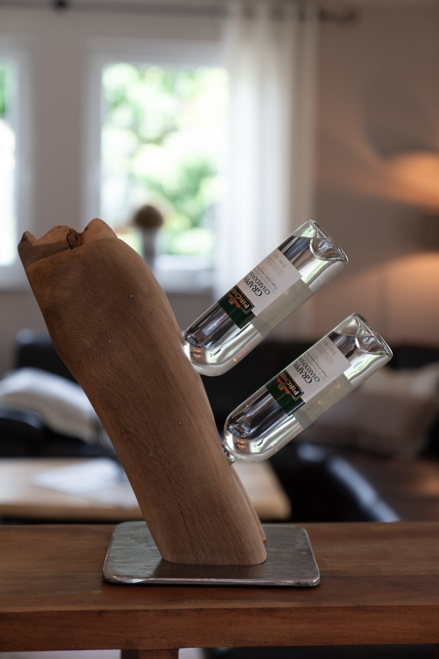 Weinständer aus geschliffenem Eichenholz auf Metallständer