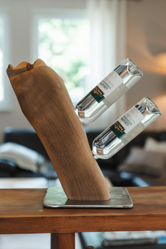 Weinständer aus geschliffenem Eichenholz auf Metallständer