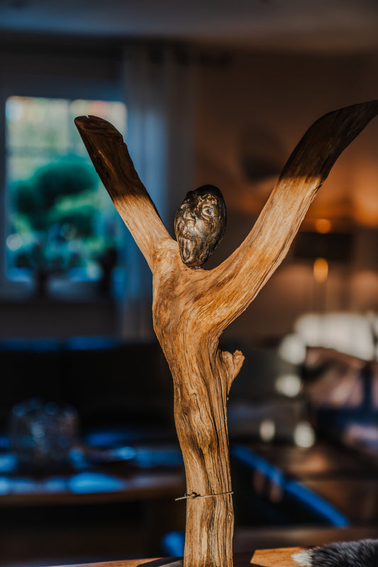 Skulptur abstrakte Person aus gebürstetem Eichenholz auf Metallständer