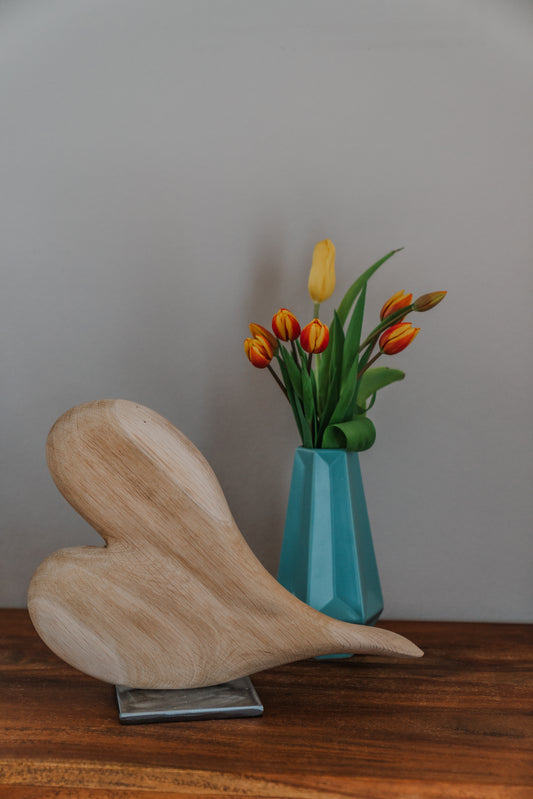 Herz aus geschliffenem Eichenholz auf Metallständer