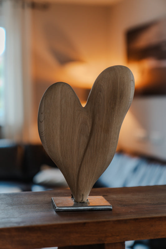 Herz aus geschliffenem Eichenholz auf Metallständer