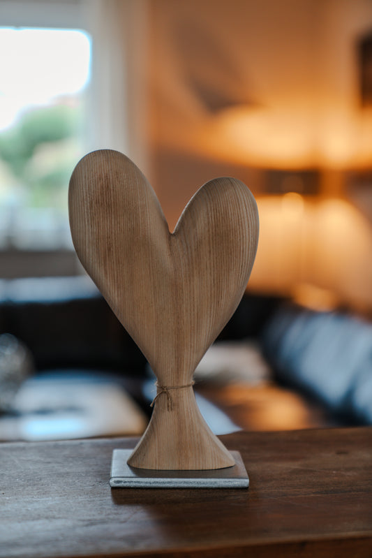 Herz aus geschliffenem Eichenholz auf Metallständer