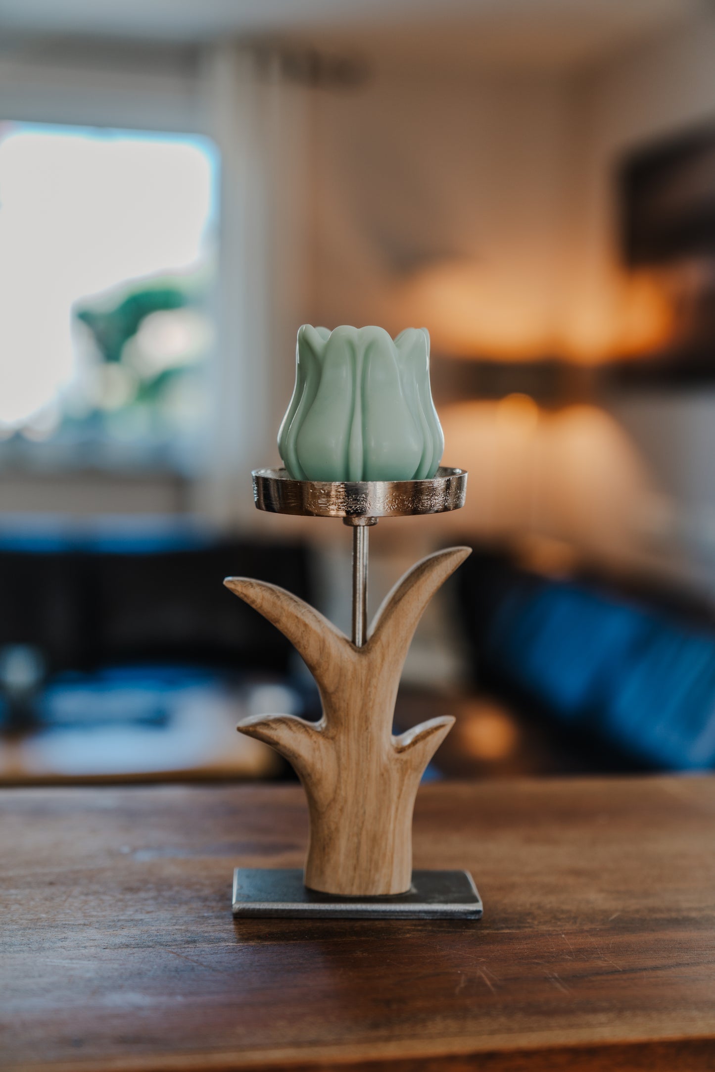Kerzenständer Blume aus geschliffenem Eichenholz mit Designkerze