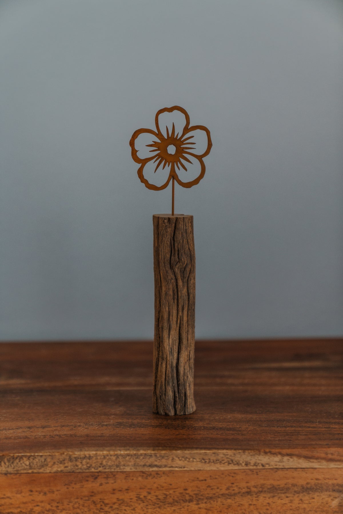 Metallblume rostfarben auf Eichenholz, Unikat Nr. 0875, Ansicht 1
