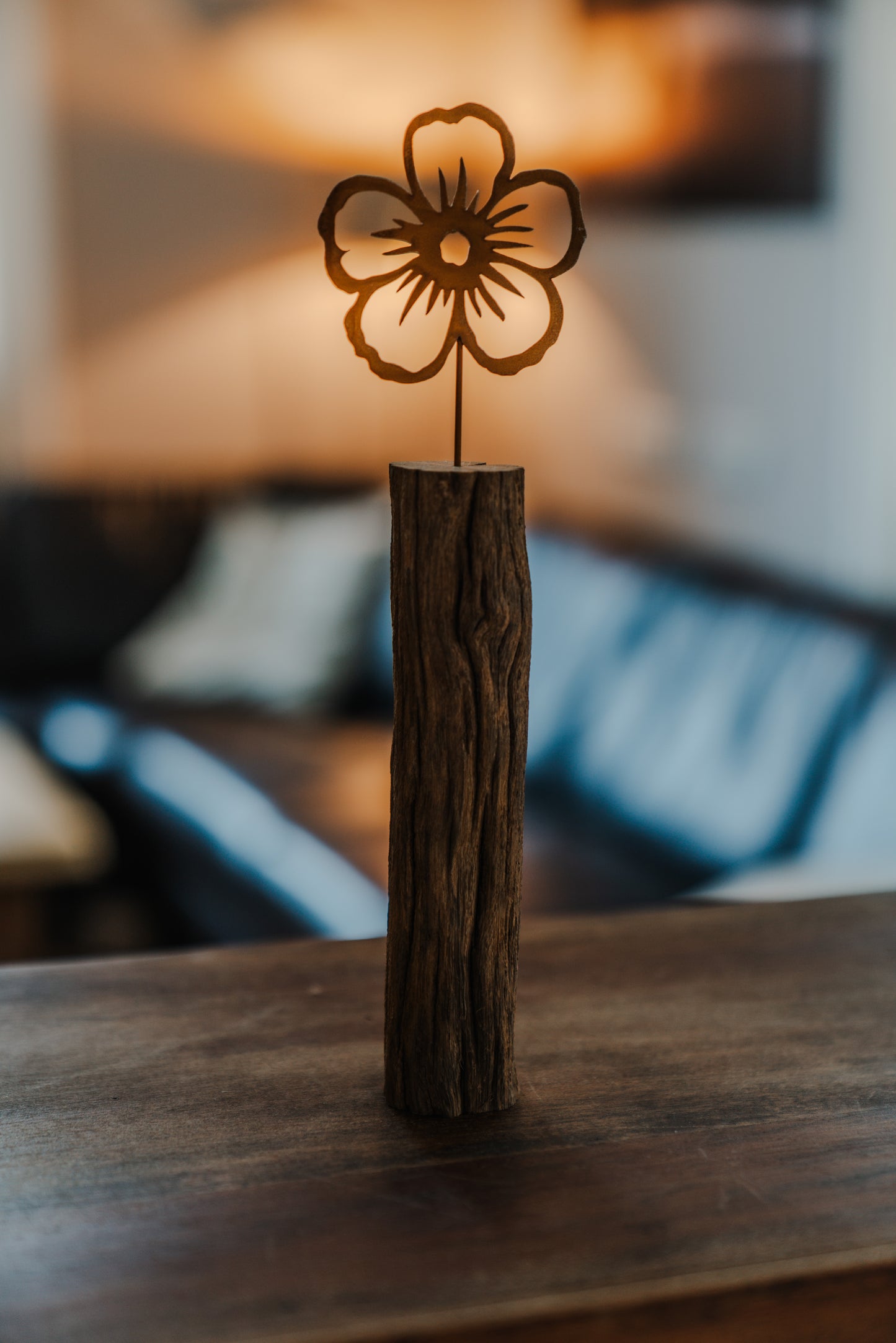 Metallblume rostfarben auf gebürstetem Eichenholz 0875
