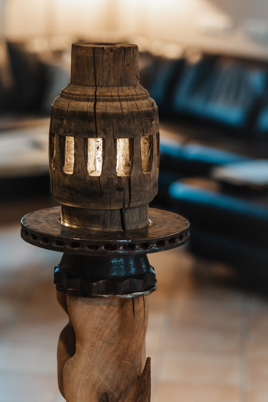 Stehlampe beleuchtet aus geschliffenem und gebürstetem Eichenholz auf Metallständer