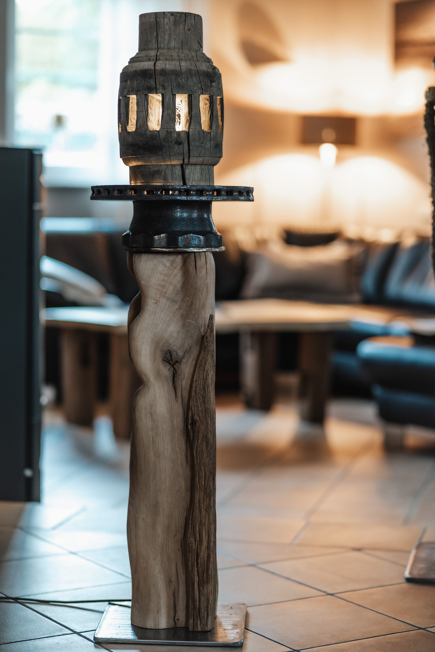 Beleuchtete Stehlampe aus Eichenholz auf Metallständer, Unikat Nr. 0091, Ansicht 1