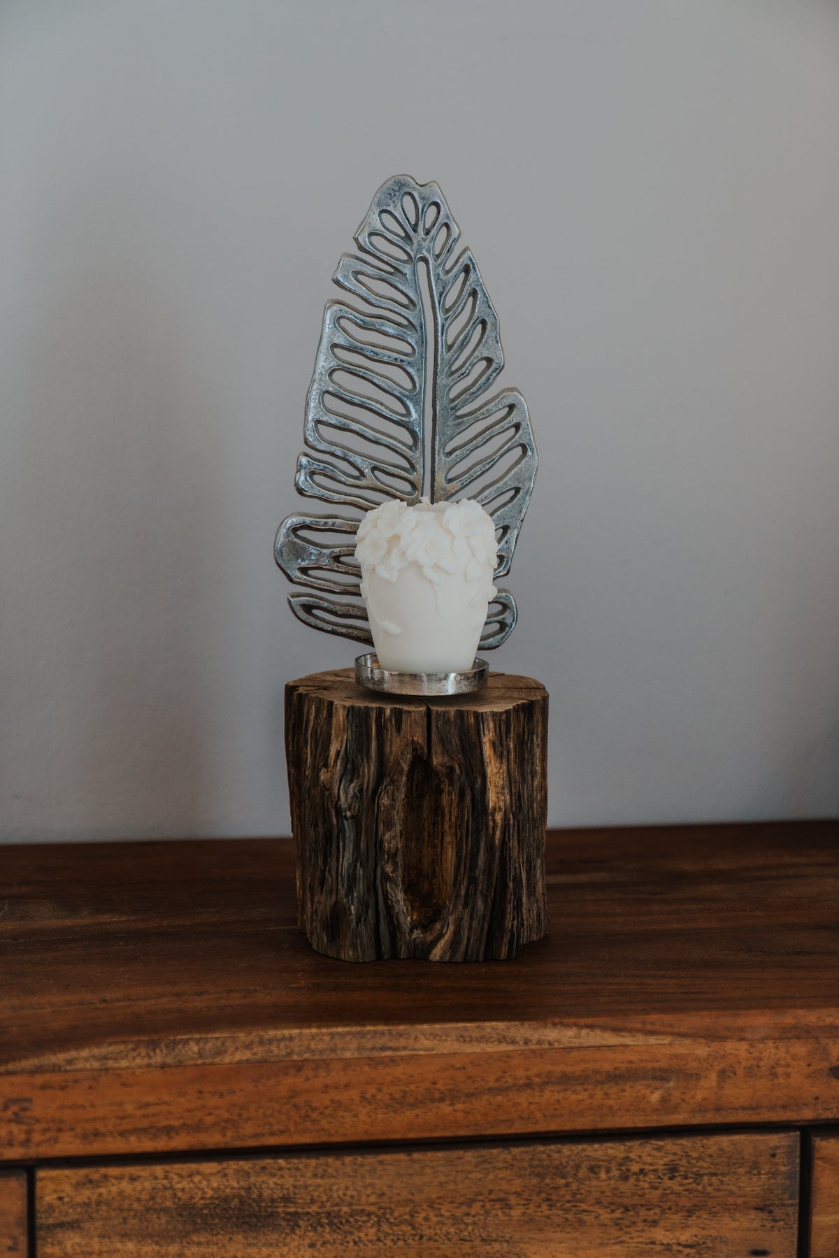 Kerzenständer Blatt aus Aluminium auf Eichenholz, Unikat Nr. 0919, Ansicht 2