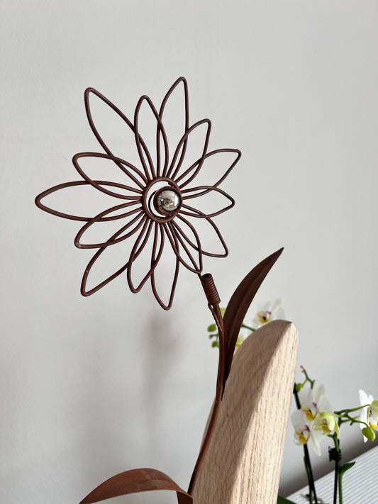 Metallblume rostfarben auf geschliffenem Eichenholz 0978