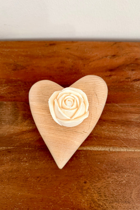 Herz aus geschliffenem Eichenholz liegend mit Designkerzen 1595