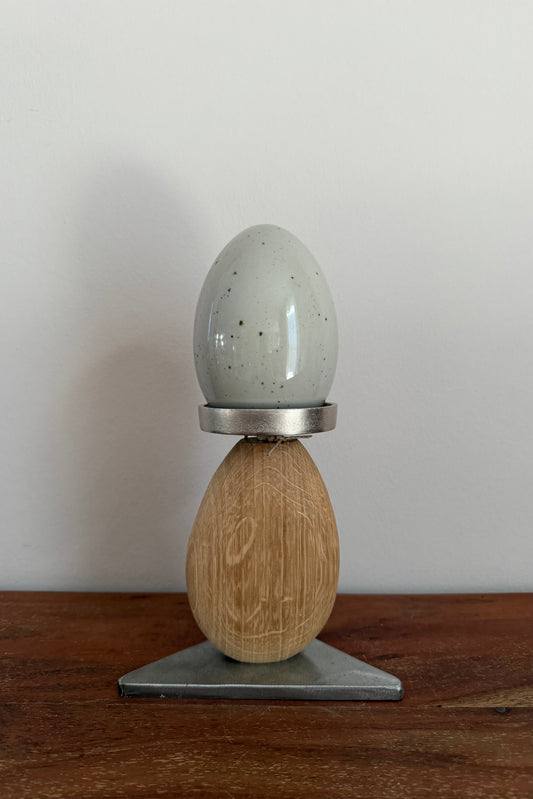 Osterset Kerzenständer aus geschliffenem Eichenholz auf Metallplatte mit Designkerze und Osterei Keramik 356