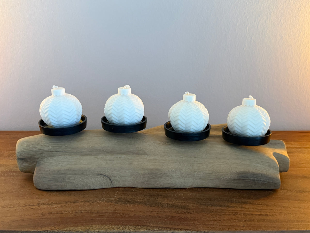 Adventskranz neu gedacht - Kerzenständer aus geschliffenem Eichenholz, schwarze Kerzenteller, vier Designkerzen Unikat Nr. 1185