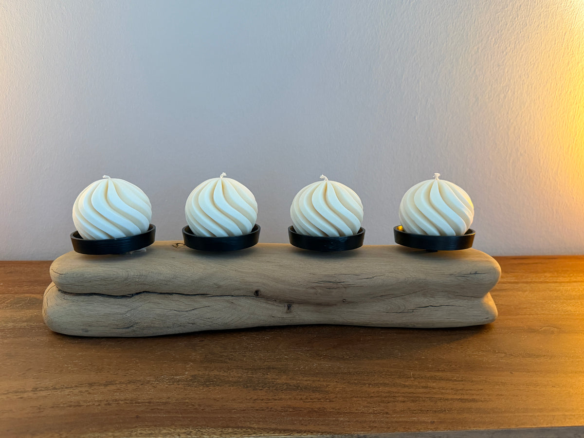 Adventskranz neu gedacht - Kerzenständer aus geschliffenem Eichenholz, schwarze Kerzenteller, vier Designkerzen Unikat Nr. 1184