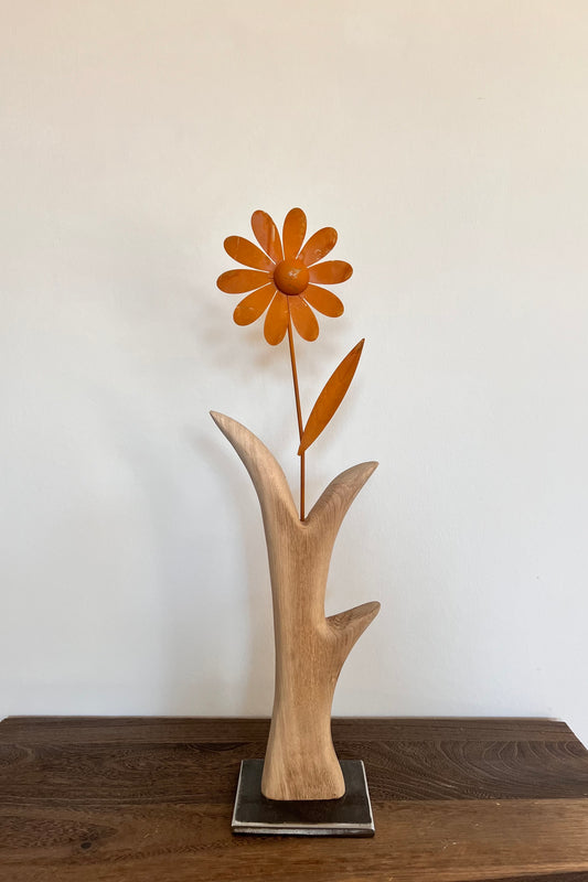 Dekoobjekt Blume aus geschliffenem Eichenholz auf Metallständer