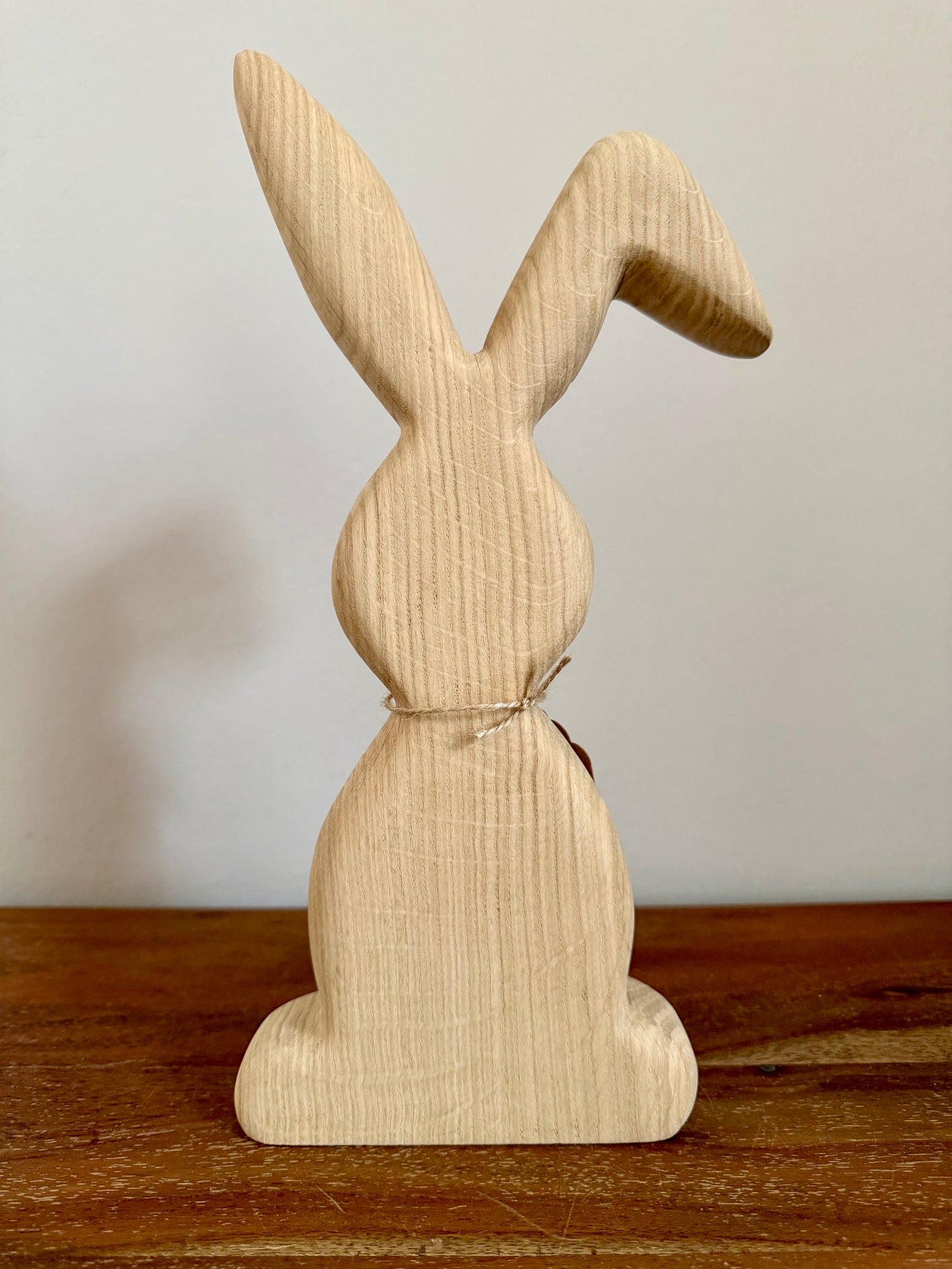 Osterhase stehend mittel aus geschliffenem Eichenholz 1610