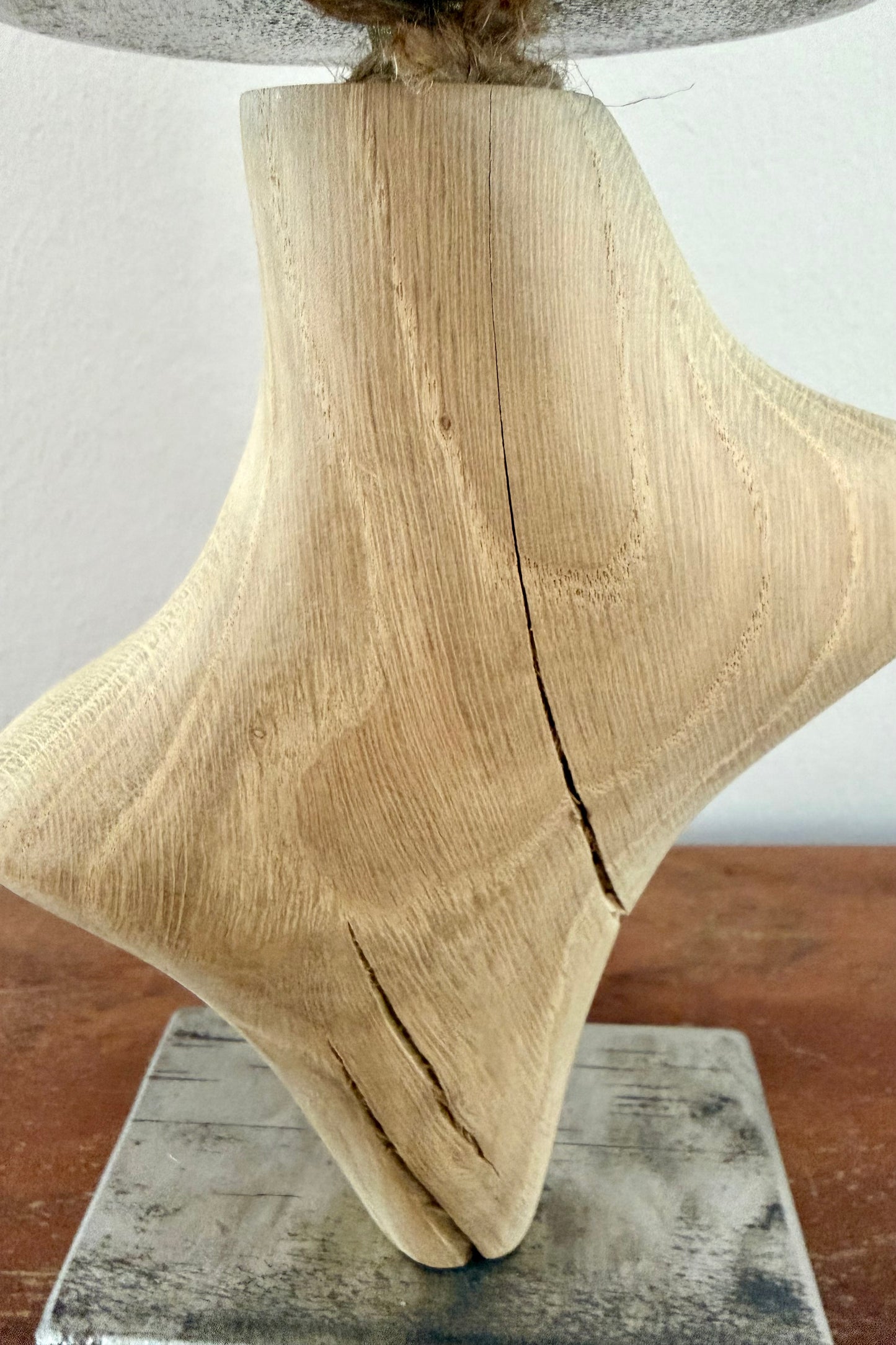 Kerzenständer aus geschliffenem Eichenholz auf Metallplatte mit Designkerze 0549