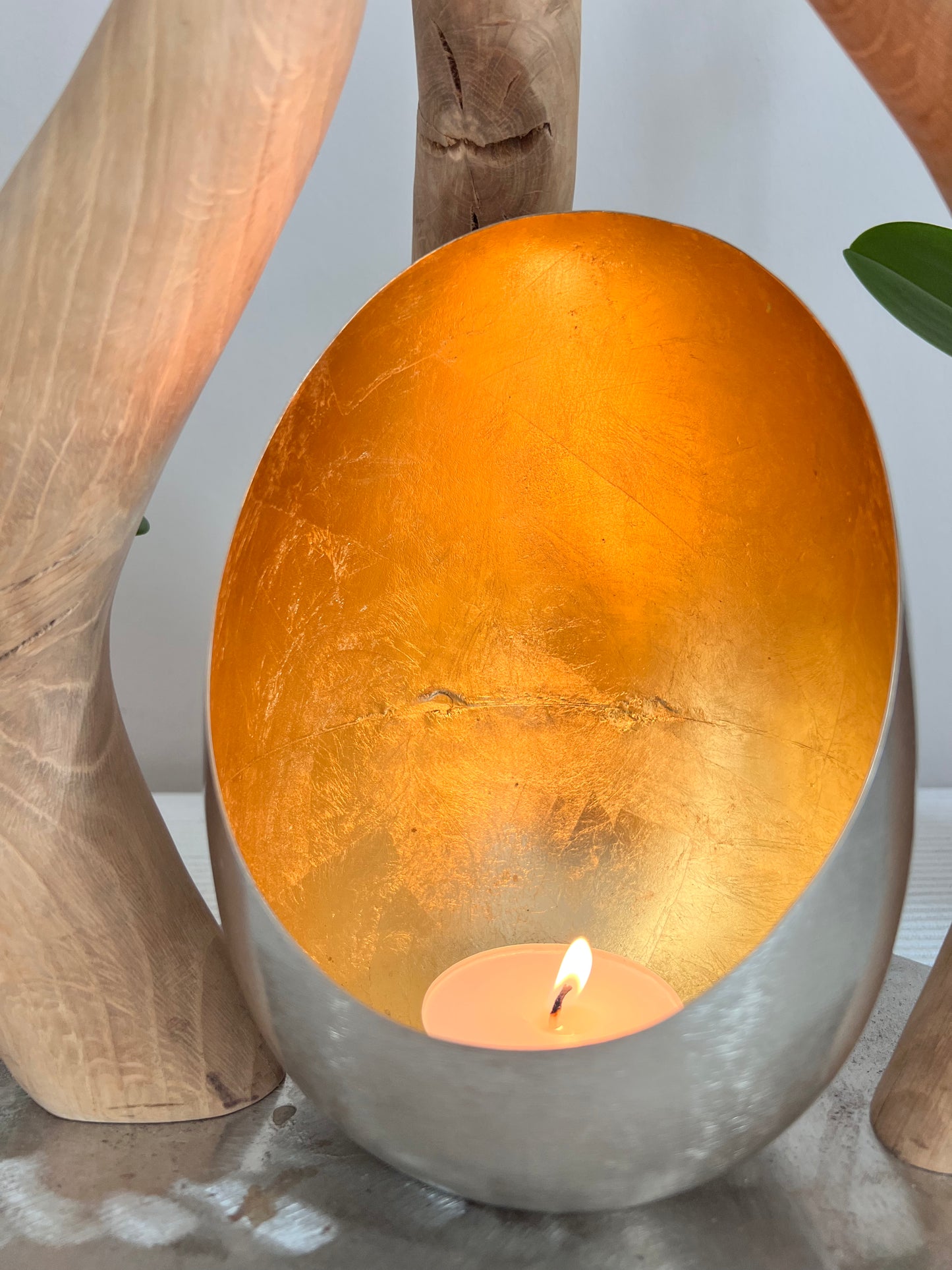 Lichtschale auf geschliffenem Eichenholz
