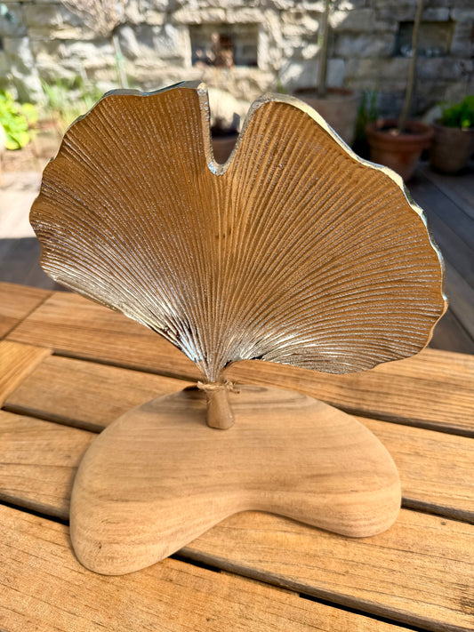 Gingkoblatt aus Alu auf geschliffenem Nussbaumholz 1707
