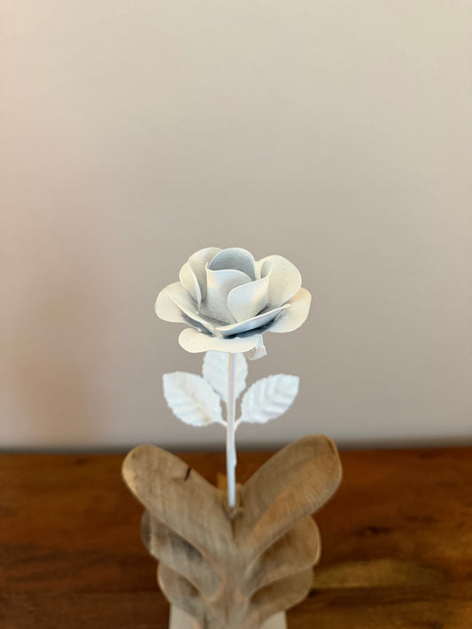 Metallrose weiß auf geschliffenem Eichenholz 1636