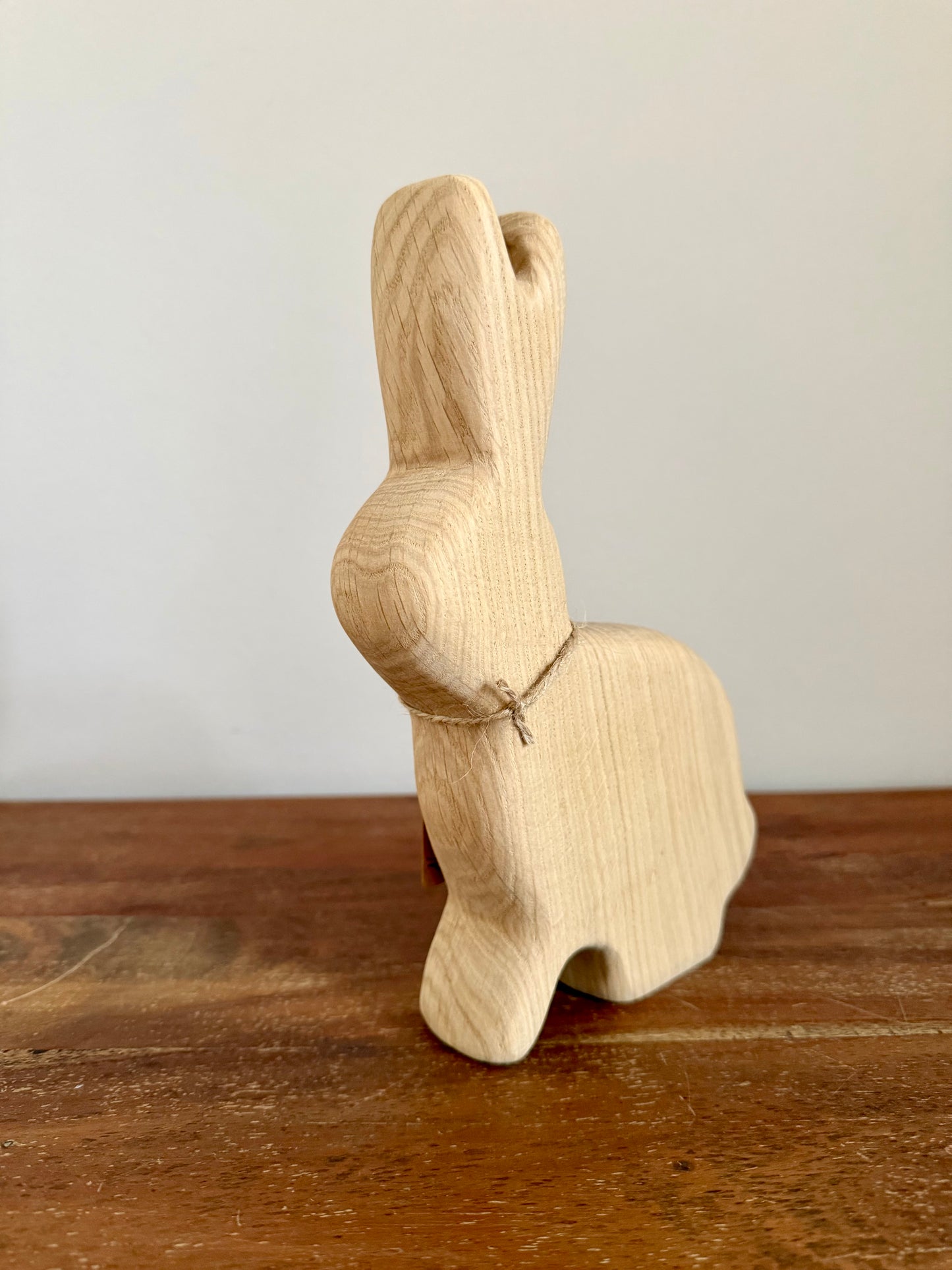 Osterhase sitzend klein aus geschliffenem Eichenholz 1616