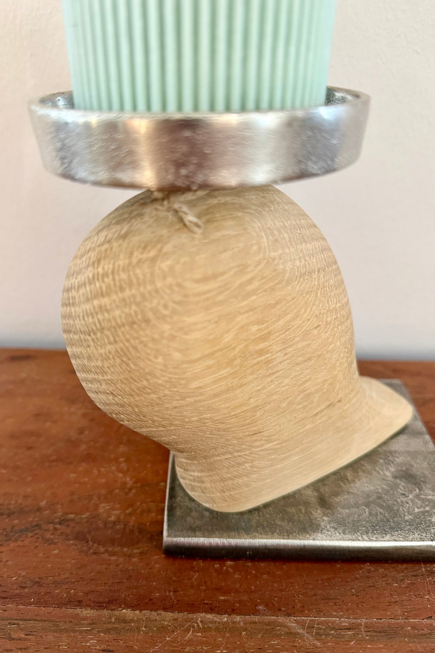 Kerzenständer aus geschliffenem Eichenholz auf Metallplatte mit Designkerze 0358
