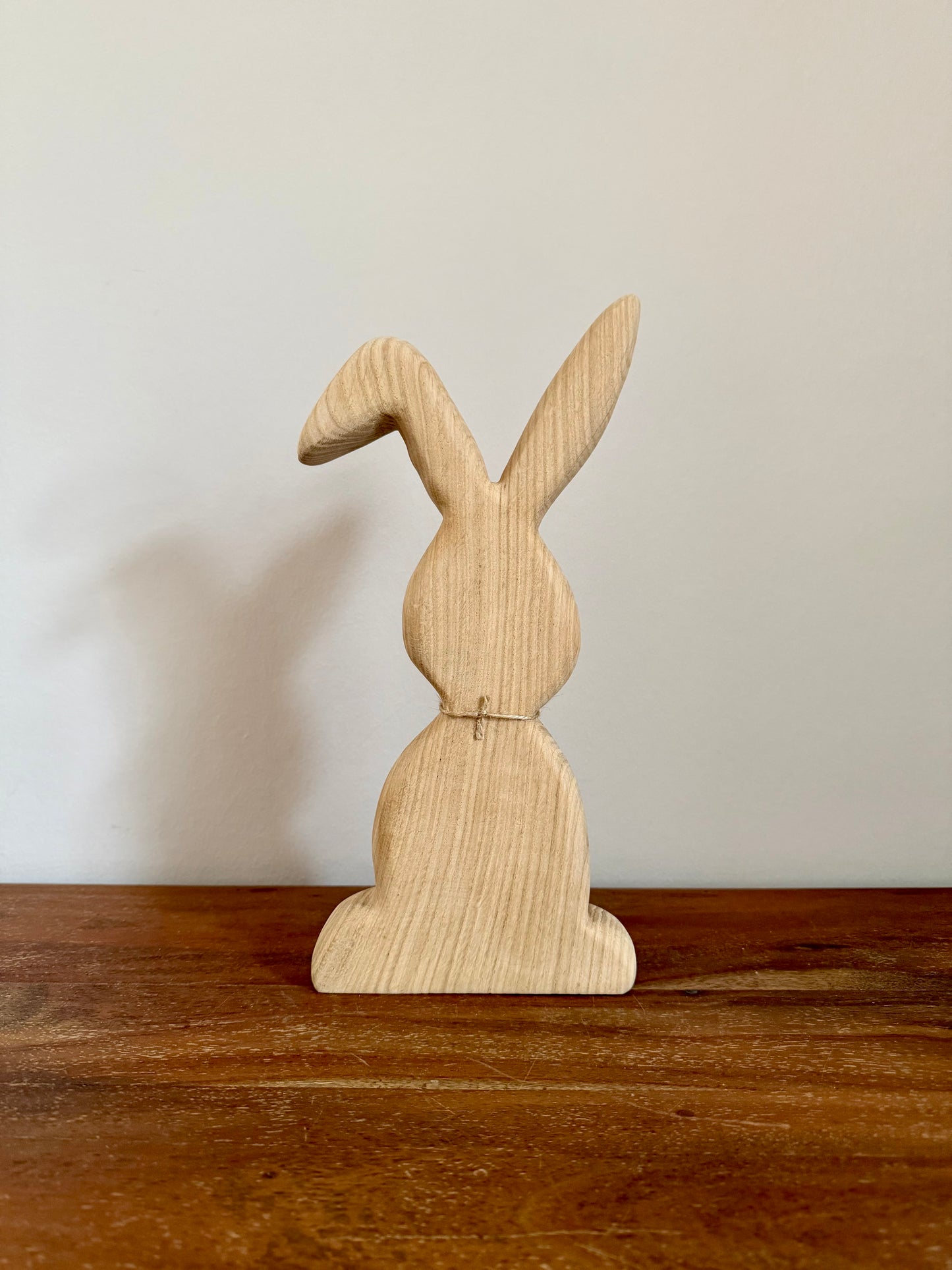 Osterhase stehend mittel aus geschliffenem Eichenholz 1617