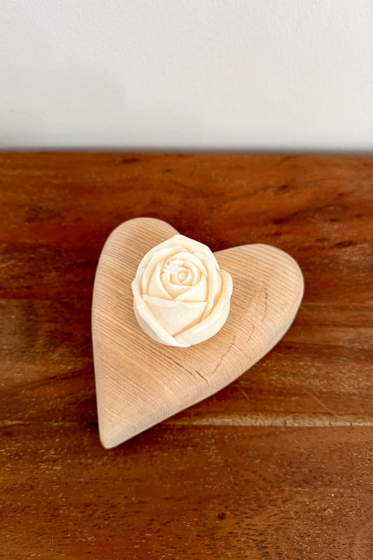 Herz aus geschliffenem Eichenholz liegend mit Designkerzen 1595