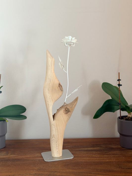 Metallrose weiß auf geschliffenem Eichenholz 1635